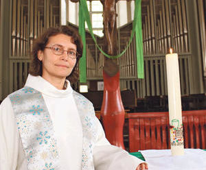 Priesterin Oranna Naudascher-Wagner ist Gast in der ev.-luth. Trinitatiskirche in Altona - Copyright: Simone Viere