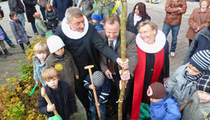 Kinder der St. Pauli-Kita pflanzen mit Bischöfin Fehrs, Pastor Wilm und dem Bezirksamtsleiter Grote - Copyright: Mechthild Klein