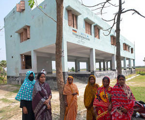 Spenden erbaut: Schutzhaus gegen Überschwemmungen in Bangladesh - Copyright: Norbert Neetz, Brot für die Welt/epd