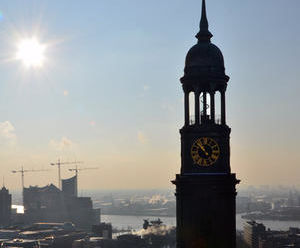 Blick auf die Hauptkirche St. Michaelis - Copyright: Mechthild Klein