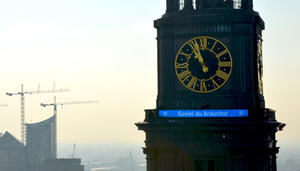 Das Motto des Kirchentags 2013 steht auf dem blauen Spruchband am Michelturm - Copyright: Mechthild Klein