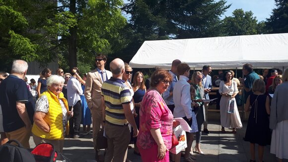 Die Gemeinde findet sich vor dem Feuerwehrzelt auf dem Kirchplatz ein