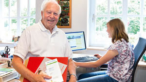 Heinz Winterstein berät Jobsuchende an Schulen im Alstertal - Foto: VERDE - Copyright: VERDE