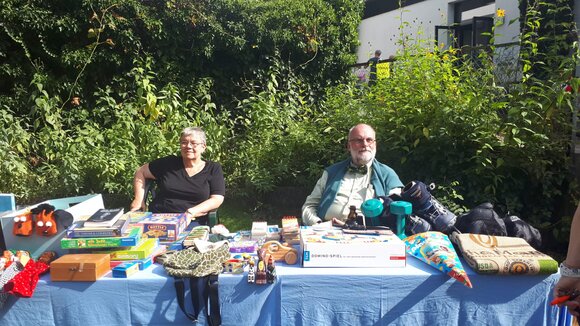 Der Pastor und seine Frau an ihrem Flohmarktstand