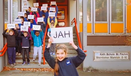 Von Erstklässler bis Oberstufenschüler - alle machten bei dem Video mit - Copyright: Videostill/Katholischer Schulverband Hamburg