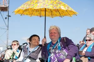 Gut beschirmt auf dem Kirchentag - Rolli-Fahrer auf dem Abschlussgottesdienst - Foto: Vankann - Copyright: Kirchentag/Vankann