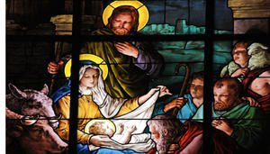 Jesus, Maria und Josef umgeben von Hirten - Glasfenster von F. Zettler - iStockphoto - Copyright: Joris Van Ostaeyen, iStockphoto