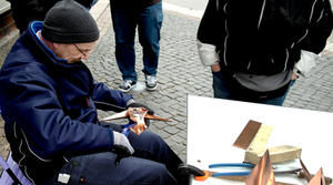 Andreas Witt faltet Kraniche beim Aktionstag vor dem Hamburger Michel.  Foto: Norbert Wulf - Copyright: Norbert Wulf