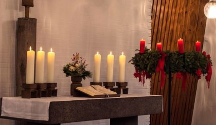 Altar und Adventskranz in der Emmauskirche - Copyright: Karen Diehn