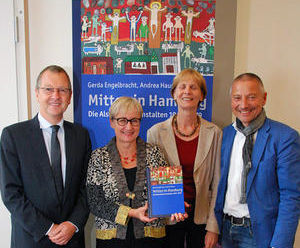 Dokumentation über dunkle Vergangenheit - v.l. Stiftungsvorstand Hanns-Stephan Haas, die Autorinnen Andrea Hauser und Gerda Engelbracht und Michael Wunder (wissenschaftlicher Beirat)  - Copyright: Arndt Streckwall