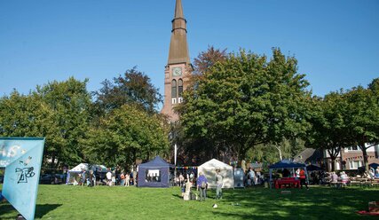 Festwiese mit Kirche - Copyright: Karen Diehn