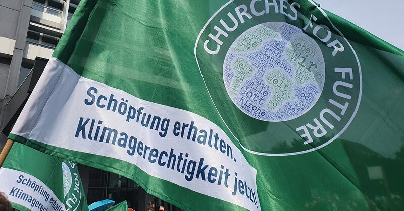 Fahne, auf der "Churches for Future" und "Klimagerechtigkeit" steht