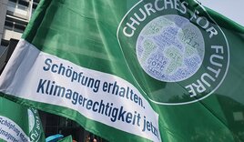 Fahne, auf der 'Churches for Future' und 'Klimagerechtigkeit' steht - Copyright: Hagen Grützmacher