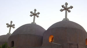 Kirche in Kairo mit koptischen Kreuzen &#150; Foto: Effeietsanders / Wikipedia Commons - Copyright: Effeietsanders / Wikipedia Commons