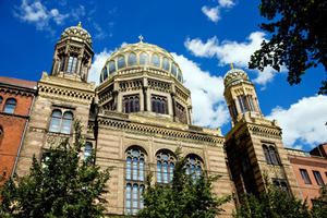 Interreligiöse Stadtführungen in Berlin - z.B. zur Synagoge Oranienburger Straße - Copyright: Nikada, iStockphoto