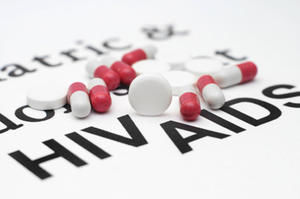 Schriftzug Aids und Tabletten - Copyright: iStockphoto