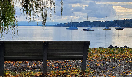 Bank vor einem See - Copyright: Birgit Arndt / fundus-medien.de