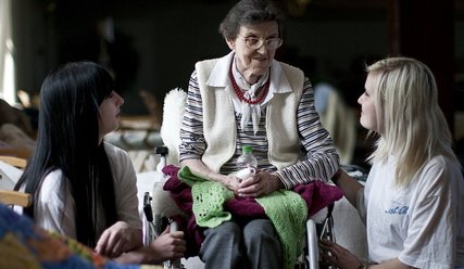 Zwei FSJ Teilnehmerinnen kümmern sich um eine alte Dame - Copyright: © Hermann Bredehorst/Diakonie Katastrophenhilfe