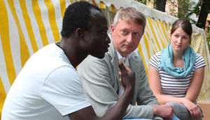 Diakonin Funcke mit Pastor Wilm mit dem Sprecher der Flüchtlinge Andreas  - Copyright: Julia Reiss, epd