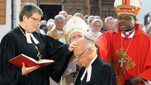 Bischöfin Junkermann segnet mit weiteren Amtsbrüdern den neuen Bischof der Nordkirche Ulrich ein - Foto: W. Pittkowski, Nordkirche - Copyright: W. Pittkowski, Nordkirche