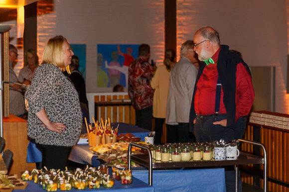 Kundschaft am kalten Buffet