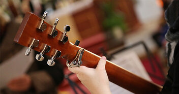 Ein Mensch spielt Gitarre - Copyright: Sandra Hirschke / fundus-medien.de