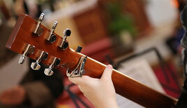 Ein Mensch spielt Gitarre - Copyright: Sandra Hirschke / fundus-medien.de